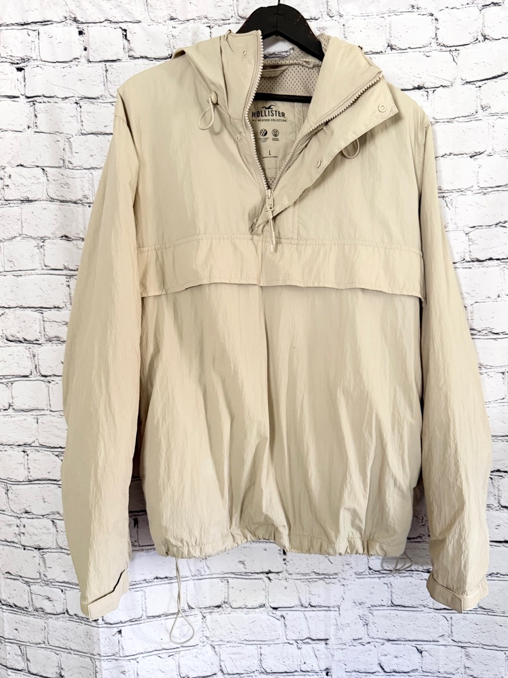 HOLLISTER. Cream all weather windbreaker. Size L